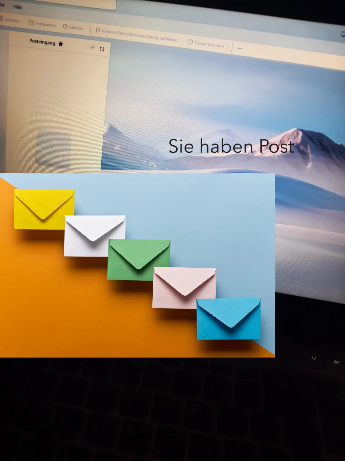 Buchstaben auf dem Laptop-Bildschirm von Jana Daug