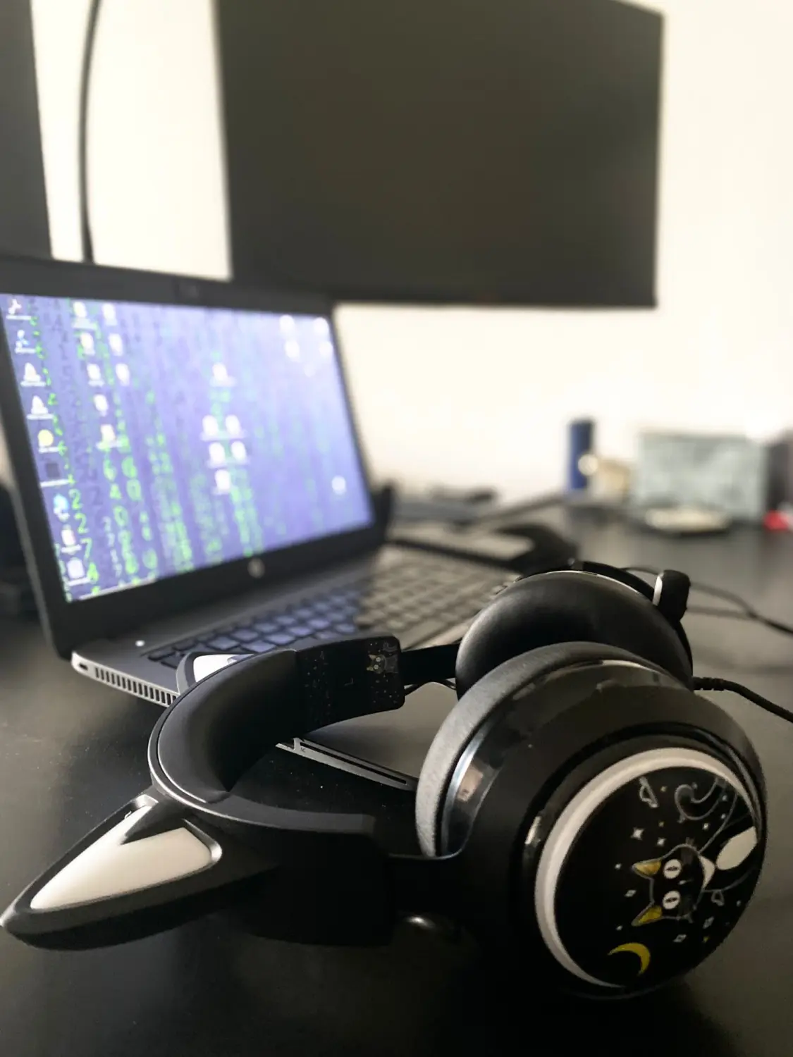 Laptop und Kopfhörer auf dem Tisch von Jana Daug